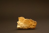http://www.arturmoser.de/files/gimgs/th-30_Silbersonnenhase, 2015,  Mammutelfenbein, 5,2 x 3 x 0,7 cm.jpg